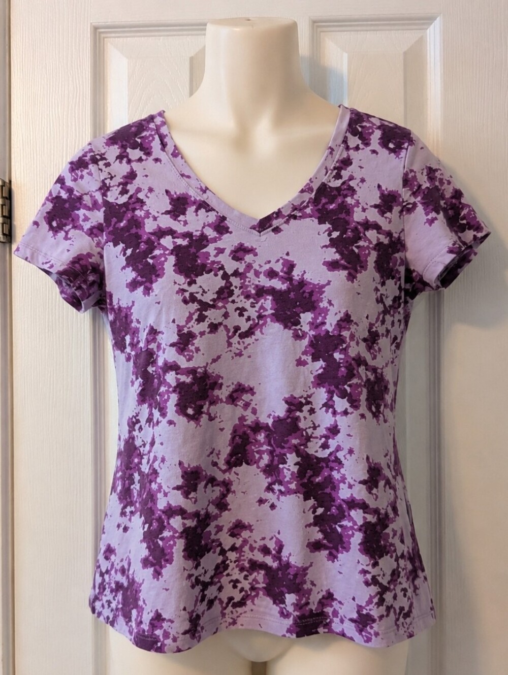 Eddie Bauer Women's Small Purple V-Neck Short Sleeve Tee Abstract Print
